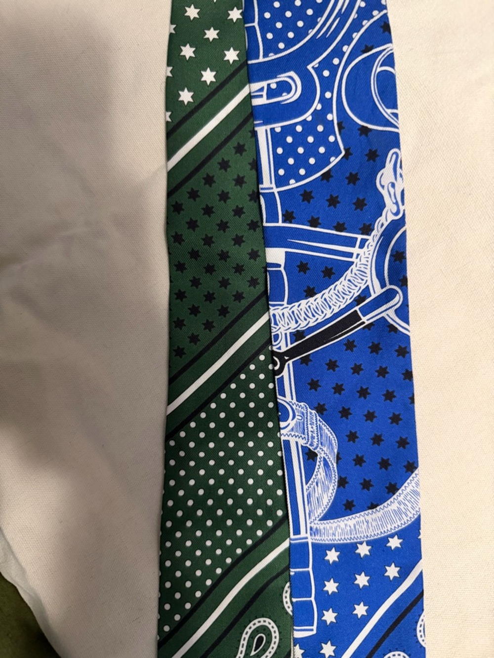 Hermès “Eperon D'or Bandana" Twilly
EUC  no stains, no tears - Picture 4 of 8